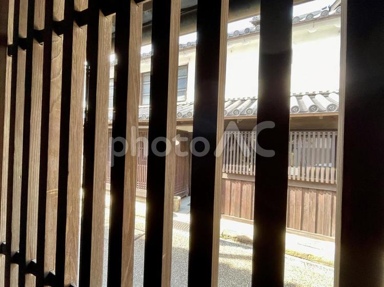 奈良　格子戸越しの昔の建物 今井町,格子戸,白壁の写真素材