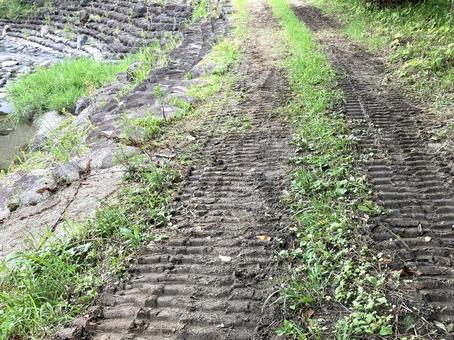 ショベルカーのタイヤ痕 ショベルカーのタイヤ痕の写真