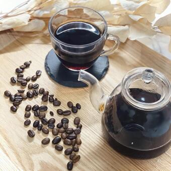 木のトレーに置かれたコーヒーとコーヒー豆 コーヒー,珈琲,カフェの写真素材