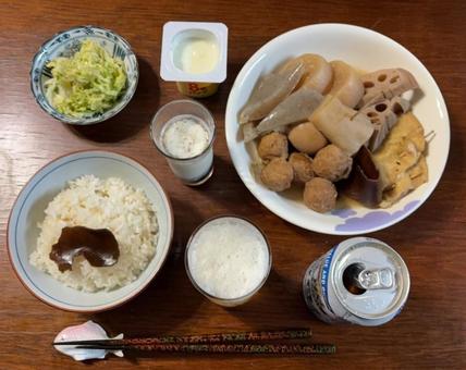 昆布ご飯、ミートボール入りおでん等の夕食 夕食,あきたこまち,昆布ご飯の写真素材