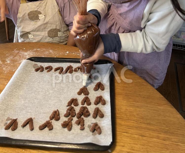 ハートのクッキーを作る子供　お菓子作り 子供,お菓子作り,クッキーの写真素材