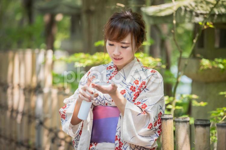 日焼け止め／虫除けスプレーをする浴衣姿の女性 日焼け止め,虫除け,浴衣の写真素材