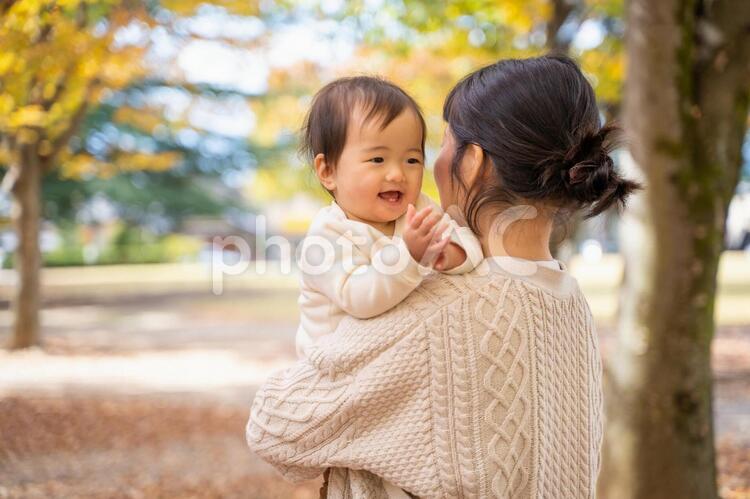 秋の公園でママと遊ぶ赤ちゃん 赤ちゃん,ママ,親子の写真素材