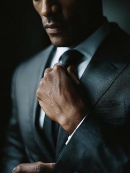 重要な瞬間に備えるスーツを着た男性の決意 重要な瞬間に備えるスーツを着た男性の決意の写真