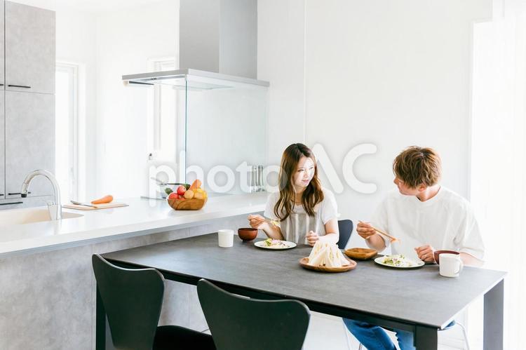 マイホームで食事をする夫婦（カップル） 食事,料理,夫婦の写真素材