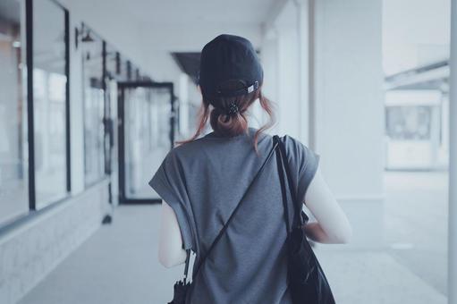 キャップを被った女性の後ろ姿 女性,人物,後ろ姿の写真素材