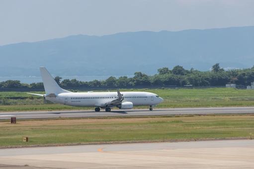 滑走路をタキシングする長崎空港の旅客機 滑走路をタキシングする長崎空港の旅客機の写真