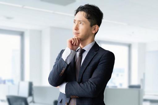 考えごとをする男性ビジネスマン 男性,考える,悩むの写真素材