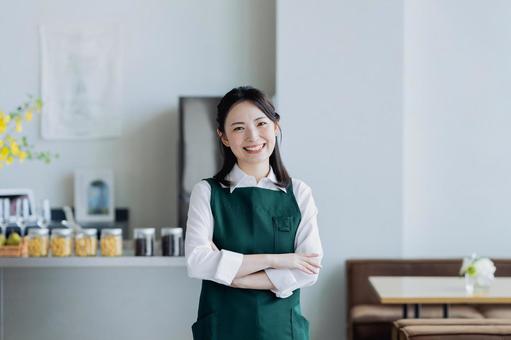 カフェで働く若い女性 カフェで働く若い女性 飲食店,アルバイト,カフェの写真素材