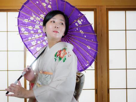33:和傘を持つ着物の女性 33:和傘を持つ着物の女性 和傘,着物,和服の写真素材