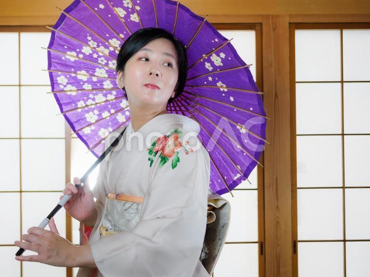 33：和傘を持つ着物の女性 和傘,着物,和服の写真素材