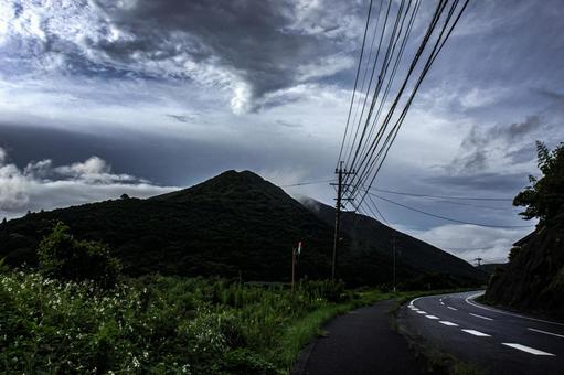 <素材>雨の日に立ちのぼる滑昇霧と青い空 <素材>雨の日に立ちのぼる滑昇霧と青い空 風景,夜明け,朝の写真素材