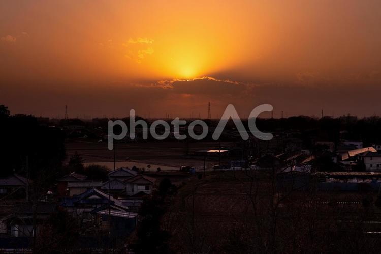 街並みに沈む真っ赤な夕日 夕焼け,夕暮れ,夕日の写真素材