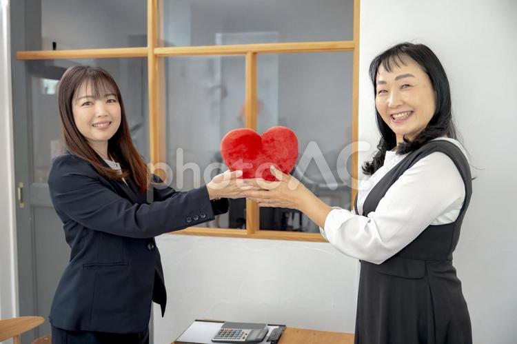 ハートと笑顔の女性 ビジネスウーマン,スーツ,女性の写真素材