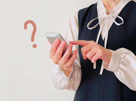 スマートフォンを操作する女性＋はてな 疑問,女性,スマホの写真素材