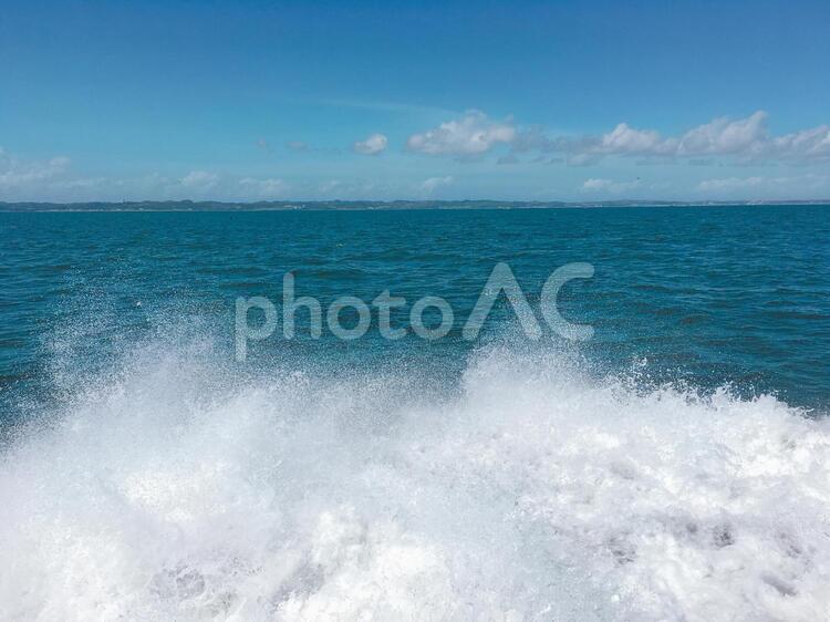 サイダーのように爽やかな海と空と水しぶき 青,青色,空の写真素材