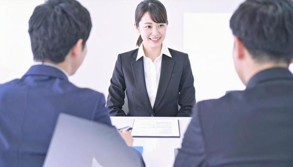 面接に臨む女性と面接官の写真