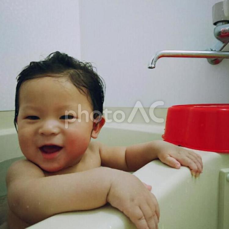 湯船につかる赤ちゃん 赤ちゃん,男の子,幼児の写真素材