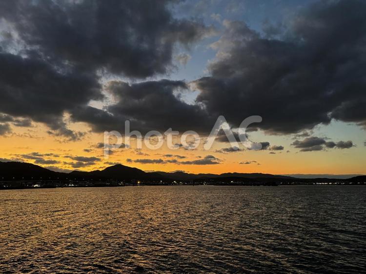 水面に映る夕焼け 夕焼け,夕暮れ,水面の写真素材