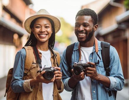 カメラを持って旅する若いカップル カメラを持って旅する若いカップルの写真