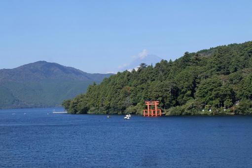 船から見た富士山と箱根神社平和の鳥居 船から見た富士山と箱根神社平和の鳥居 湖,芦ノ湖,風景の写真素材