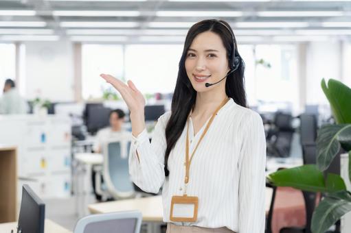 コールセンターで働く女性オペレーター コールセンターで働く女性オペレーター ビジネス,オペレーター,コールセンターの写真素材