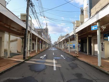 青森 夜店通商店街  青森,夜店通商店街,昭和通りとの交差点の写真素材