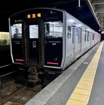 JR九州817系電車　南宮崎駅 817系,夜,列車の写真素材