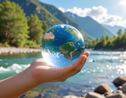 ガラス玉に映る地球と自然の風景の写真