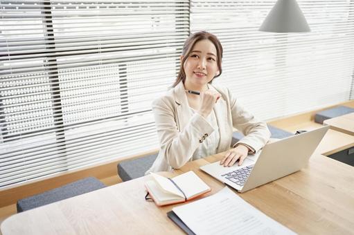 A woman working in a coworking space, JPG A woman working in a coworking space, mujer, co-working espacio, una mujer de negocios, JPG
