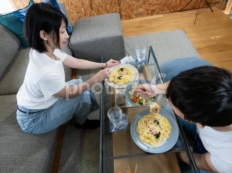 １３：男女の食事風景 カップル,夫,妻の写真素材