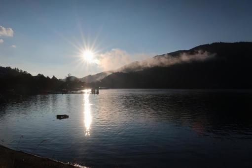 湖面に映る朝日 湖面に映る朝日 湖,湖面,朝日の写真素材