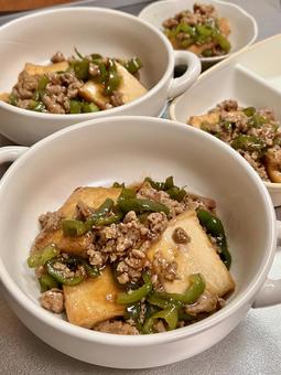 厚揚げとピーマンのとろとろそぼろ餡 ご飯,夜ごはん,晩ごはんの写真素材