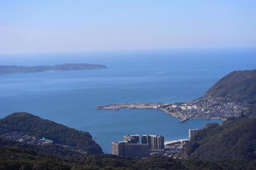 青空と水平線と海と海岸沿いの街と山の風景 青空,水平線,海の写真素材