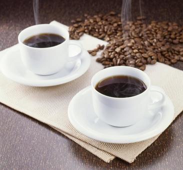 ホットコーヒーとコーヒー豆 ホットコーヒー,コーヒー豆,紙袋の写真素材