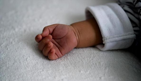 お昼寝中の赤ちゃんの手・ベビーイメージ お昼寝中の赤ちゃんの手・ベビーイメージの写真