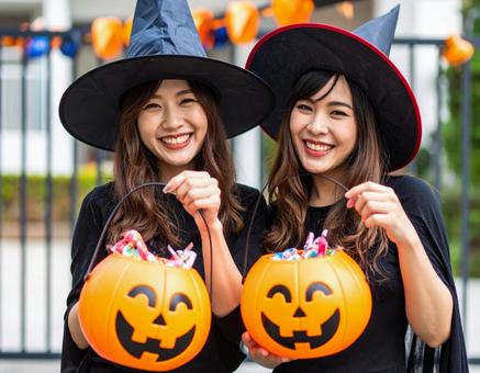 魔女の仮装をした女性たち 魔女の仮装をした女性たちの写真