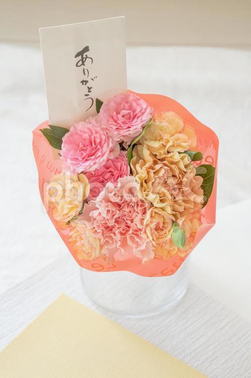 感謝　ありがとうのメッセージと花束 花束,ありがとう,母の日の写真素材