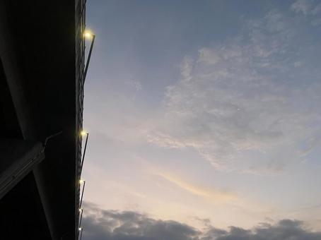 高速道路を照らす夕日 高速道路を照らす夕日の写真