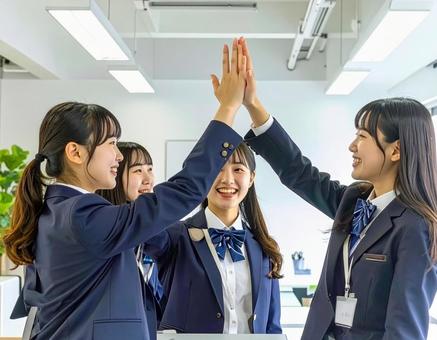 喜びを分かち合う学生 喜びを分かち合う学生の写真