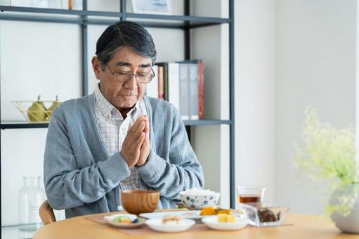 朝食を食べるシニアの男性 朝食を食べるシニアの男性 合掌,食事,食べるの写真素材