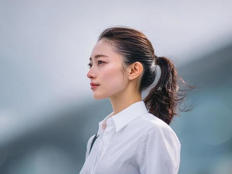 白いブラウスを着た大人の女性 白いブラウスを着た大人の女性の写真