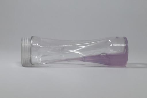 横倒しのスライム容器 横倒しのスライム容器 スライム,紫,ボトルの写真素材