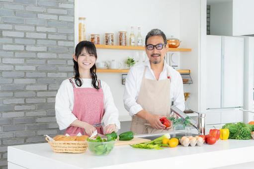 キッチンで料理を作るミドルの夫婦 キッチンで料理を作るミドルの夫婦 料理,家族,夫婦の写真素材
