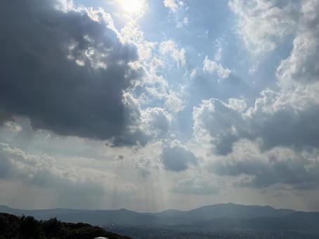 Sunshine pouring down on the city of Kyoto - Angel's Ladder, JPG