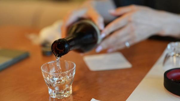 日本酒をそそぐ 日本酒をそそぐの写真