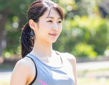 運動をする女性 運動をする女性の写真