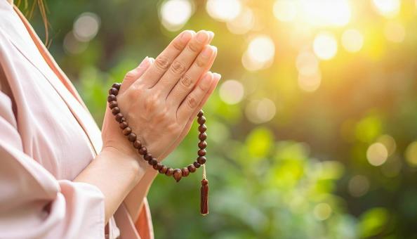 数珠をかけて合掌する日本人女性の手 数珠をかけて合掌する日本人女性の手の写真