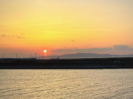 旅の終わりに見る夕日 夕焼け,夕日,夕方の写真素材
