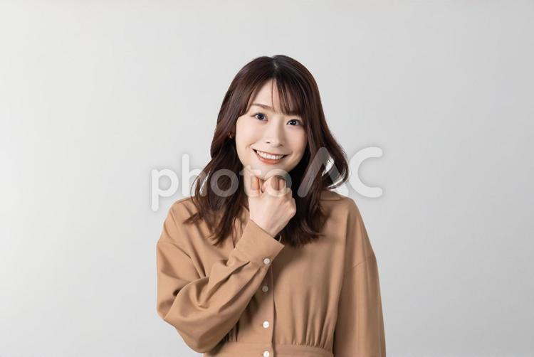 ワンピースを着たカメラ目線で笑顔の女性 女性,人物,笑顔の写真素材
